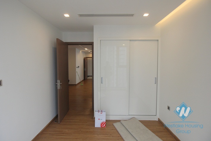 Luxury four bedrooms apartment for rent in Vinhome Metropolis, Ba Dinh district, Ha Noi.